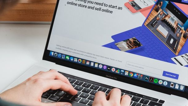 Αναλυτική σύγκριση μεταξύ WordPress, Joomla και Custom CMS, για να βρεις ποια πλατφόρμα ταιριάζει καλύτερα στις ανάγκες της ιστοσελίδας σου.